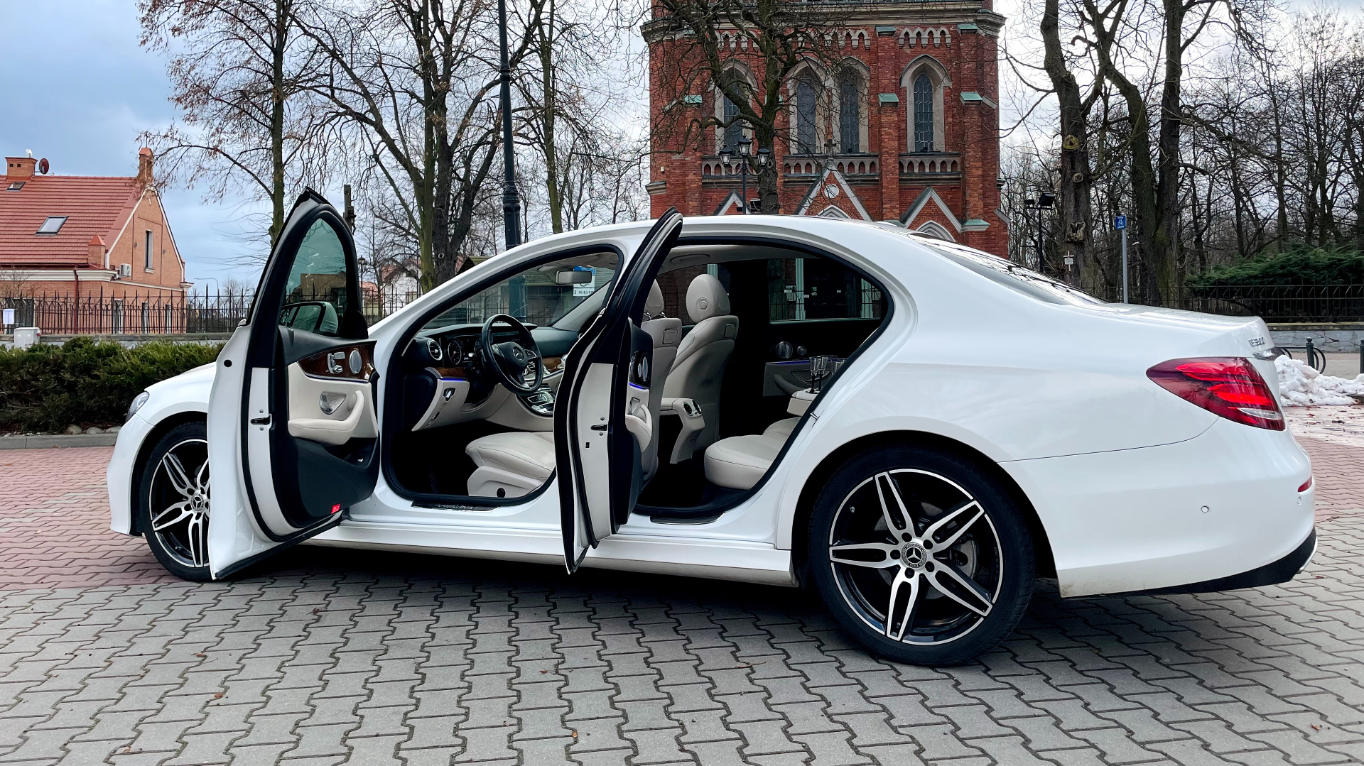 Biały Mercedes Klasa E300 4matic | Auto do ślubu Warszawa, mazowieckie - cover 1