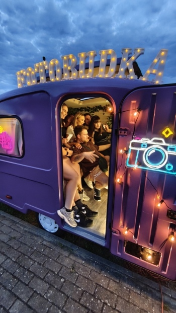 Fotofurka - fioletowa fotoprzyczepa | Fotobudka na wesele Wrocław, dolnośląskie