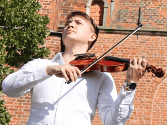 Michał Flakowski | Skrzypek | Oprawa muzyczna ślubu Gniezno, wielkopolskie