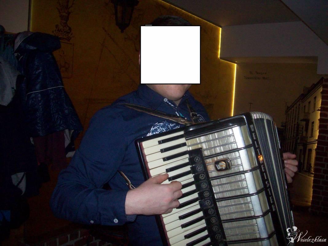 Dj grający na akordeonie i śpiewający | DJ na wesele Tomaszów, łódzkie - zdjęcie 1