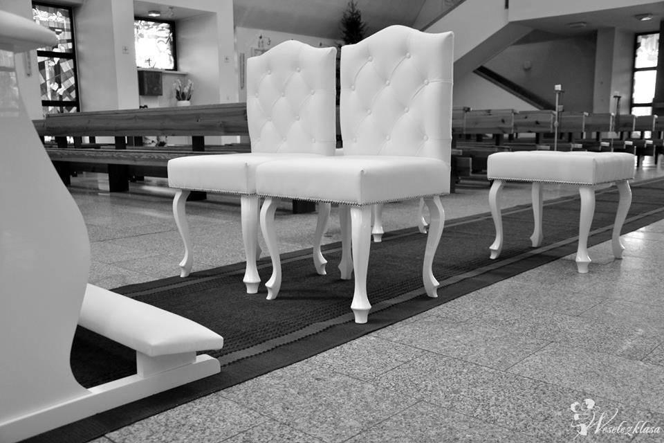 Meble ślubne, krzesła, klęcznik, biały dywan | Artykuły ślubne Opole, opolskie - zdjęcie 1