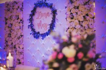 *Biała* pikowana Ścianka Tło z kryształami i kwiatami za Parą Młodych | Dekoracje ślubne Legnica, dolnośląskie