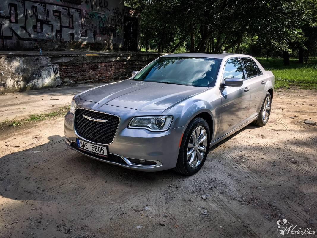 Chrysler 300, najnowszy model! Dostępne terminy w sierpniu! | Auto do ślubu Warszawa, mazowieckie - zdjęcie 1