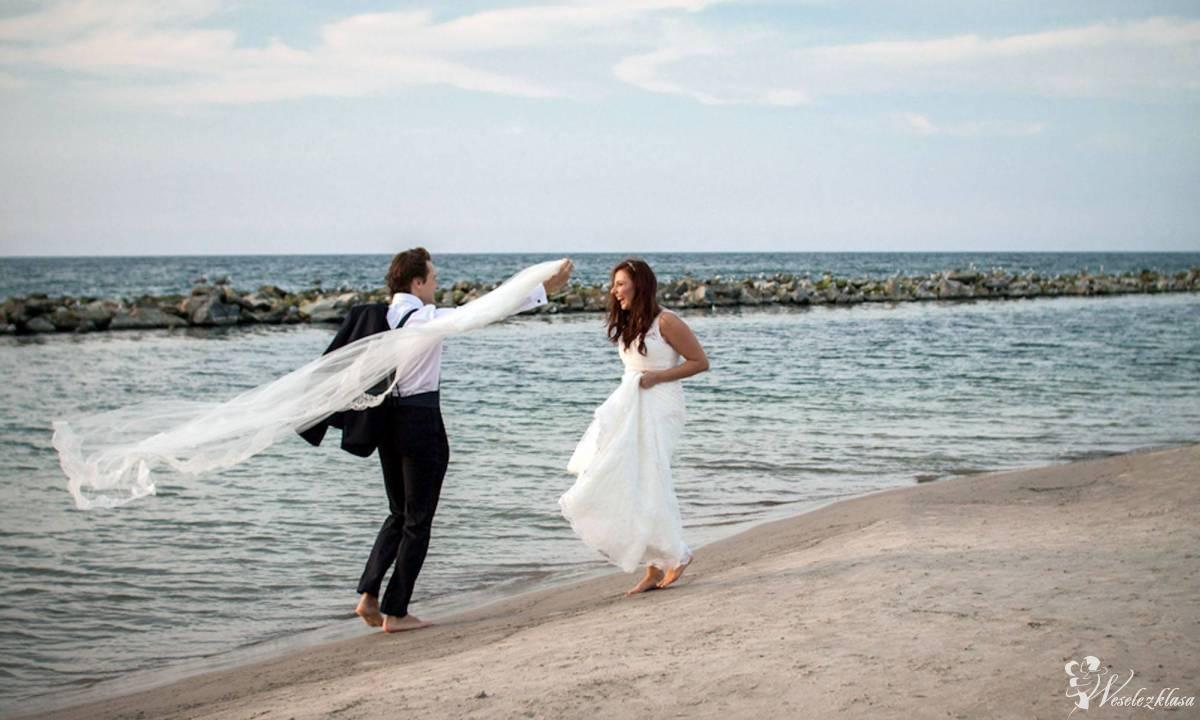 Film ślubny nie musi być nudny. Dynamiczne wideoreportaże od flvstudio | Kamerzysta na wesele Koszalin, zachodniopomorskie - zdjęcie 1