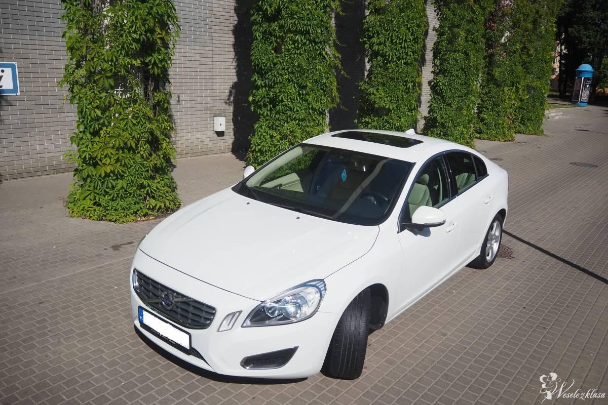 Auto klasy premium - Lśniące Białe Volvo s60 II | Auto do ślubu Białystok, podlaskie - zdjęcie 1