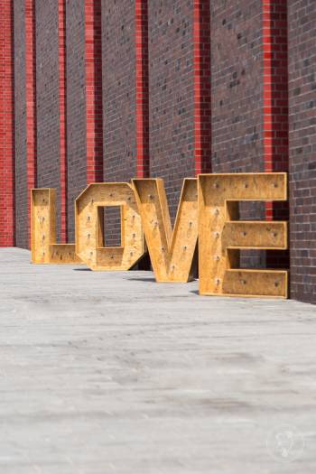 Napis LOVE - drewniany i podświetlany | Dekoracje światłem Katowice, śląskie