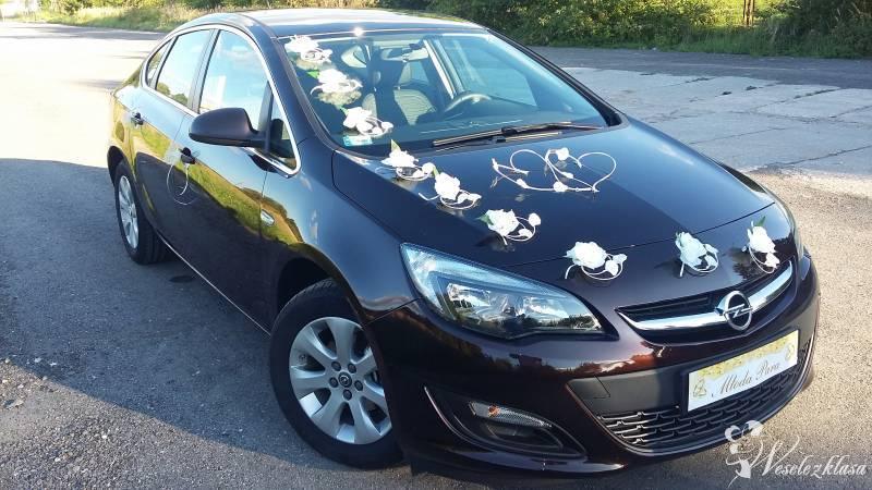 Śliczny Opel Astra Sedan do ślubu 2017  | Auto do ślubu Kielce, świętokrzyskie - zdjęcie 1
