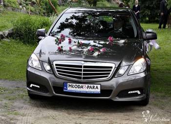 Srebrny i elegancki Mercedes-Benz E220 wraz z kier | Auto do ślubu Wojny-Piecki, podlaskie