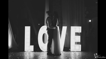 Napis LOVE MIŁOŚĆ atrakcja na weselu sesja zdjęciowa firma MixMash, Napis Love Krzyż Wielkopolski