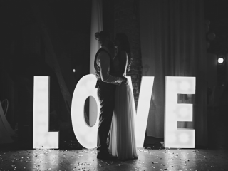 Napis LOVE MIŁOŚĆ atrakcja na weselu sesja zdjęciowa firma MixMash | Napis Love Ostrów Wielkopolski, wielkopolskie