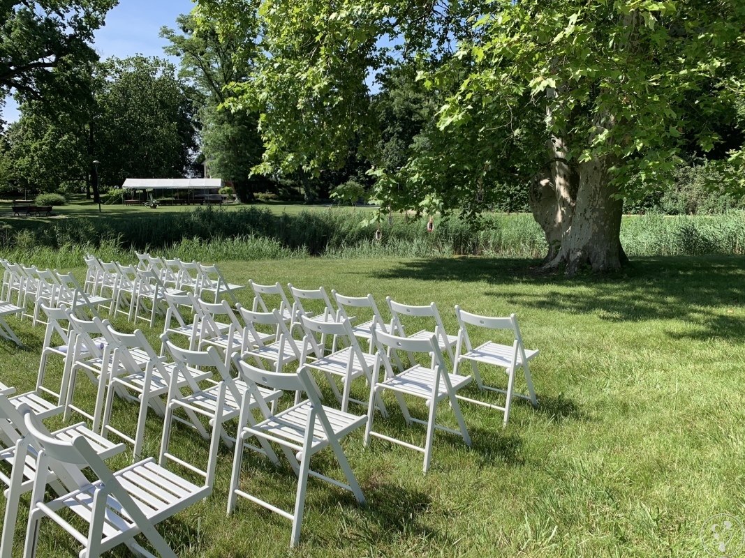 Białe drewniane krzesła na ślub plenerowy girlandy zarowkowe LOVE | Dekoracje ślubne Toruń, kujawsko-pomorskie - zdjęcie 1