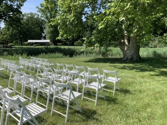 Białe drewniane krzesła na ślub plenerowy girlandy zarowkowe LOVE,  Toruń