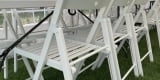 Białe drewniane krzesła na ślub plenerowy girlandy zarowkowe LOVE, Toruń - zdjęcie 2