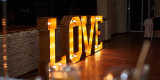 Piękny drewniany napis LOVE o ciepłej barwie światła | Dekoracje światłem Katowice, śląskie - zdjęcie 2