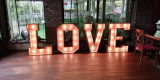 Piękny drewniany napis LOVE o ciepłej barwie światła | Dekoracje światłem Katowice, śląskie - zdjęcie 3