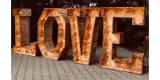 Ścianki weselne, ciężki dym, drewniany napis love, miłość, bańki | Dekoracje ślubne Warszawa, mazowieckie - zdjęcie 3
