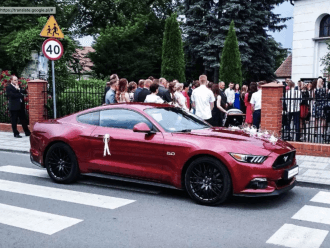 Rubinowy Ford Mustang GT do ślubu wynajem samochodu na wesele samochód,  Poznań
