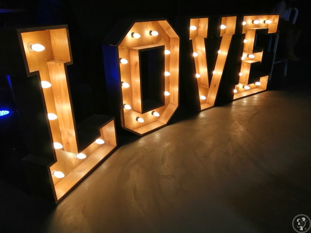 Piękny drewniany napis LOVE o ciepłej barwie światła | Dekoracje światłem Katowice, śląskie - zdjęcie 1