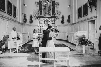 Fotografia ślubna kadrowana sercem - emocje na pierwszym planie
