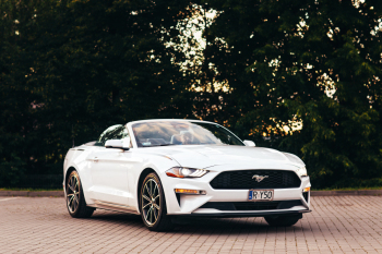 Biały Ford Mustang Cabrio | Auto do ślubu Rzeszów, podkarpackie
