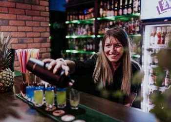 Kraina Koktajli • Weselny Drink Bar • Mobilne usługi barmańskie, Barman na wesele Piaseczno