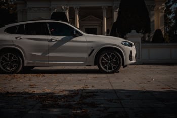 BMW X4 po lifcie 2021 z czerwoną skórą do ślubu. Wolne terminy 2022, Samochód, auto do ślubu, limuzyna Piaseczno