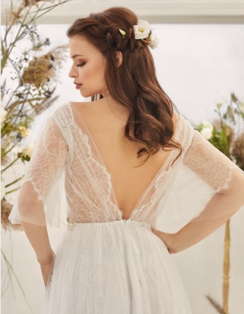 Suknia ślubna koronkowa z ozdobnym pasem - zdjęcie 1