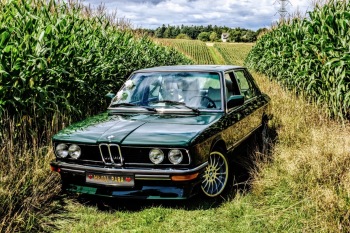 Zabytkowe BMW serii 5 E12 z 1980r.