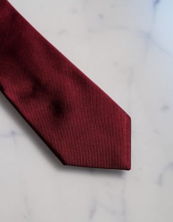 Bordowy gładki krawat jedwabny - zdjęcie 1