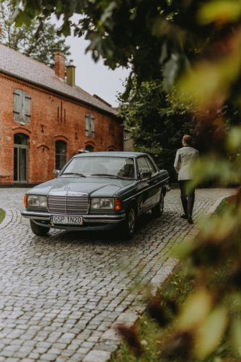 Piekny, klasyczny Mercedes w123 do ślubu, wesela niebieskimercedes