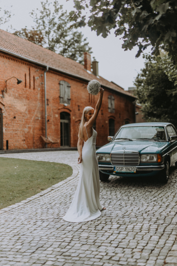Piekny, klasyczny Mercedes w123 do ślubu, wesela niebieskimercedes