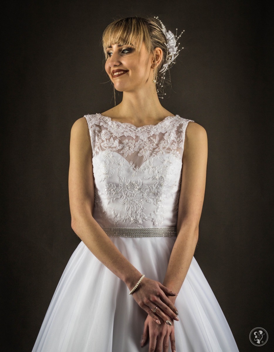 Suknia princessa z delikatną koronką i zdobnym paskiem, szyta na miarę - zdjęcie 1