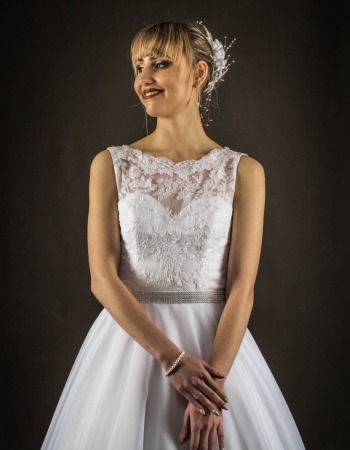 Suknia princessa z delikatną koronką i zdobnym paskiem, szyta na miarę - zdjęcie 1