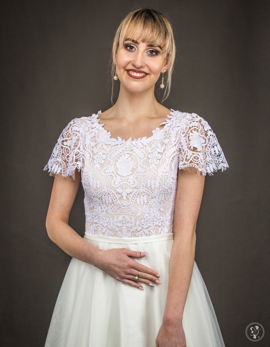 Delikatna suknia boho w odcieniu śmietany z delikatną gipiurą. - zdjęcie 1