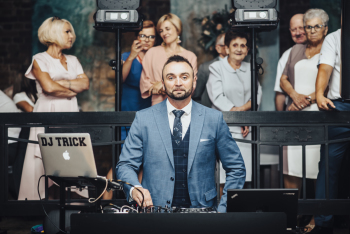 DJ TRICK  - Event & Wedding DJ | Rustykalne stanowisko DJ | Ciężki dym, DJ na wesele Świdnica