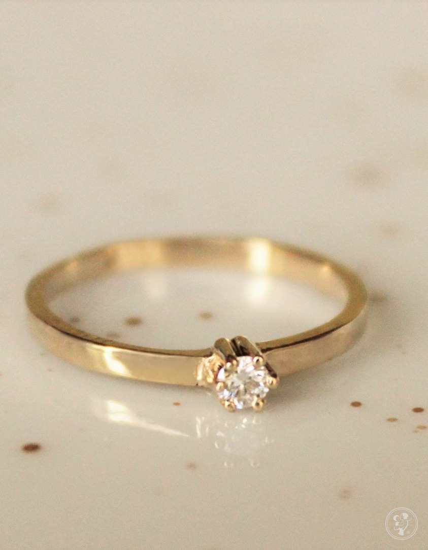Złoty pierścionek z diamentem - zdjęcie 1