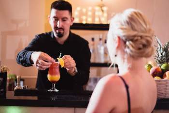 Gin Bar! Zaczaruj swoje wesele- uwaga promocyjne ceny w 2022 roku 🍾💥, Barman na wesele Brzozów