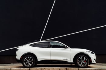 Biały elektryczny Mustang Mach-E - Wyjątkowy samochód do ślubu, Samochód, auto do ślubu, limuzyna Wojkowice