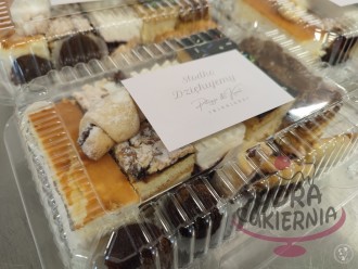 Cukiernia Dora - Paczka (szyszka) z ciastem dla Gości,  Szczytniki