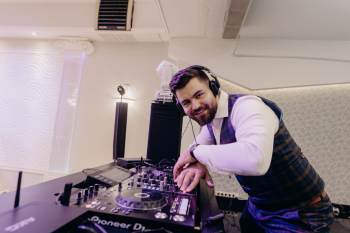 Baffi - DJ oraz prezenter, który poprowadzi Twoje wymarzone wesele! 💃🕺, DJ na wesele Poniatowa