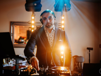 DJ TRICK  - Event & Wedding DJ | Rustykalne stanowisko DJ | Ciężki dym,  Sobótka