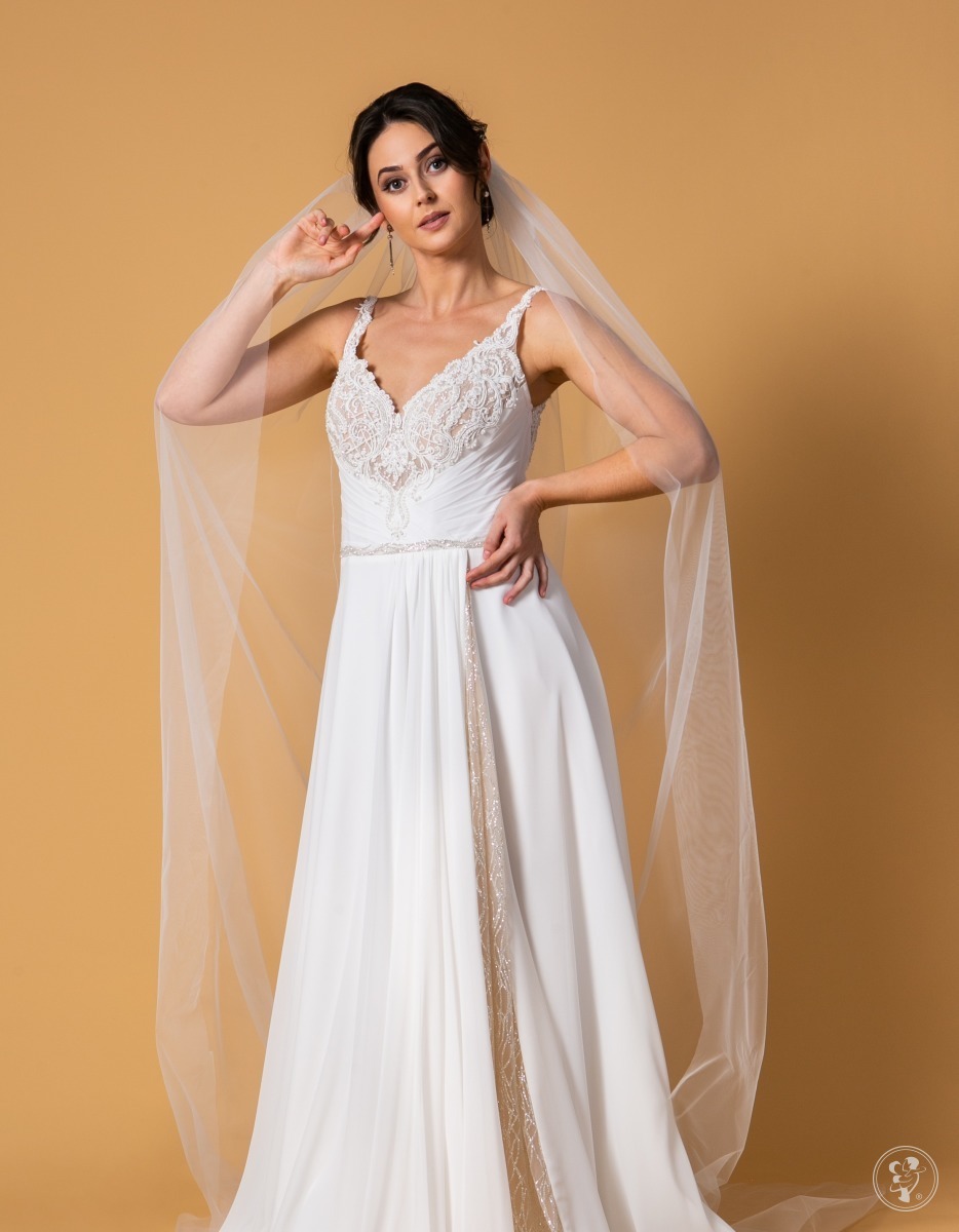 Suknia ślubna ADONIS z rozcięciem zdobionym brokatowym klinem - zdjęcie 1