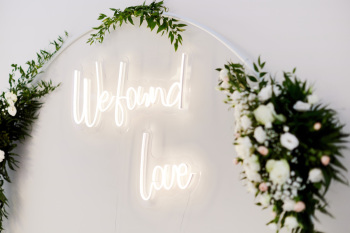 Neon, napis led WE FOUND LOVE na wynajem, dekoracja ślub, wesele 300zł, Dekoracje światłem Wadowice