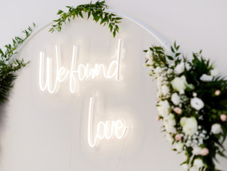 Neon, napis led WE FOUND LOVE na wynajem, dekoracja ślub, wesele 300zł | Dekoracje światłem Kraków, małopolskie