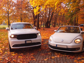 Auta do ślubu  Biały VW Beetle Cabrio I Biały  Dodge Durango SUV,  Lublin