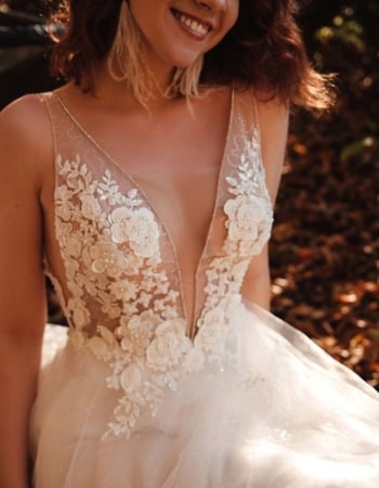 Seksowna suknia ślubna z cekinami i głębokim dekoltem V - Gabriela - zdjęcie 1