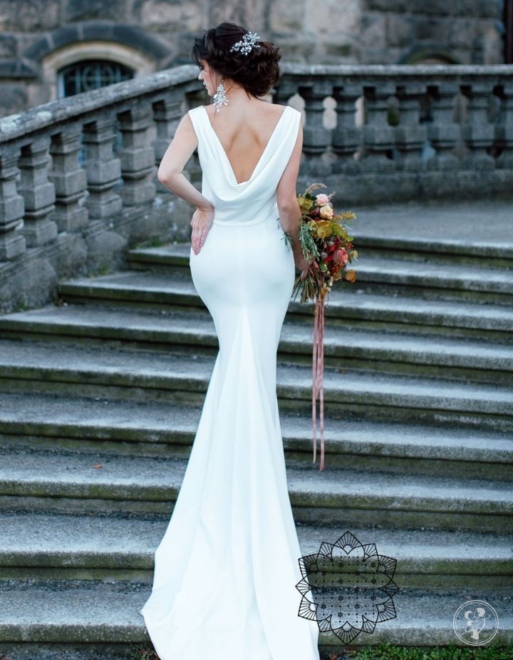 Minimalistyczna suknia ślubna z dekoltem woda i trenem - Astra - zdjęcie 1