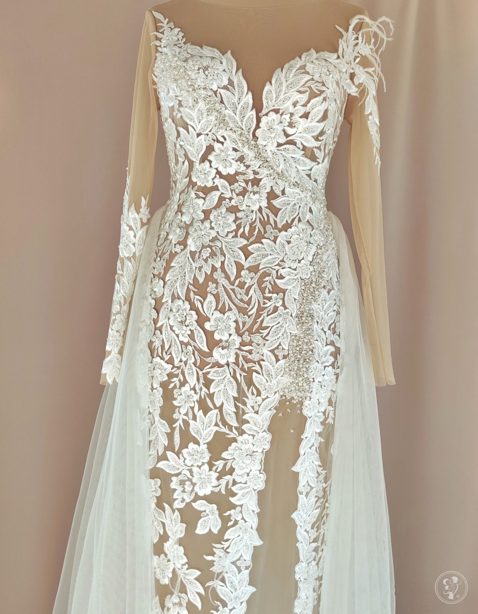 Suknia ślubna Sophie - koronkowa, zdobiona kryształkami oraz piórkami - zdjęcie 1