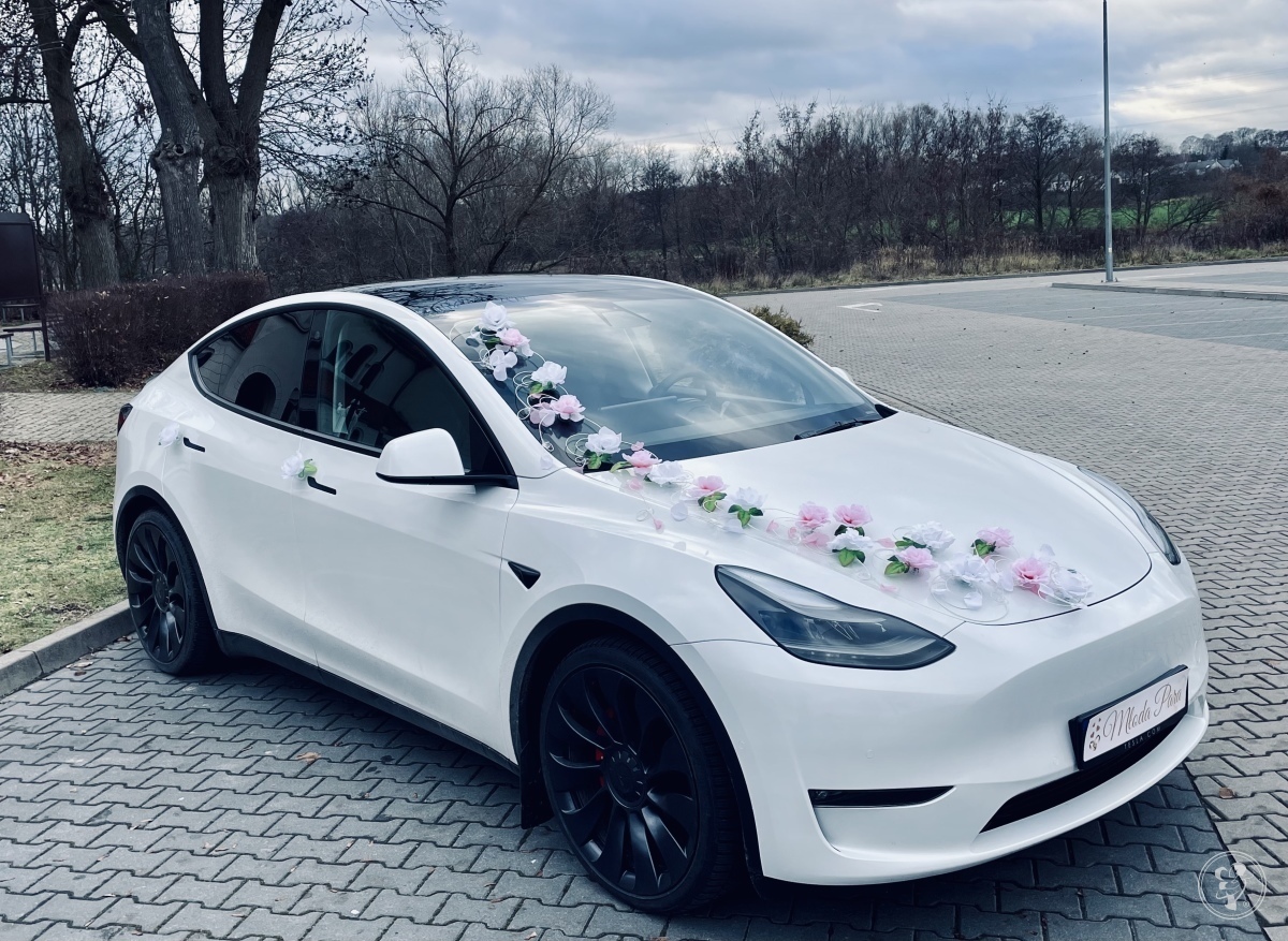 Perłowa tańcząca Tesla Y | Auto do ślubu Poznań, wielkopolskie - zdjęcie 1