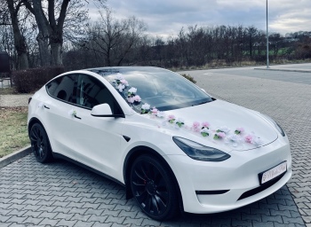 Perłowa tańcząca Tesla Y | Auto do ślubu Poznań, wielkopolskie